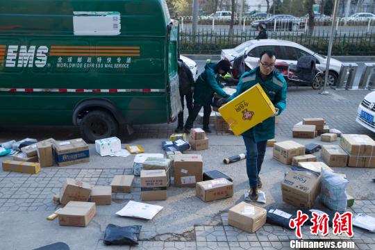 “上路难、安家难、上门难” 快递的三大难题怎么破