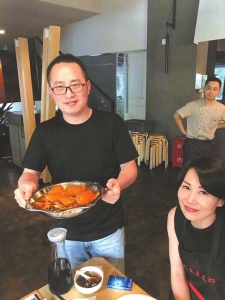 男子把开小龙虾馆当爱好 创业9年写下400万字日志