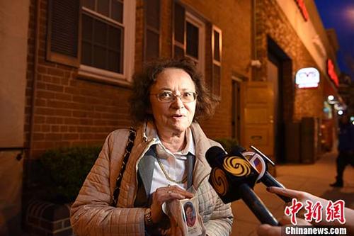 当地时间4月6日晚，“飞虎队”指挥官陈纳德将军之妻陈香梅女士的遗体告别仪式在华盛顿举行。图为陈纳德与陈香梅的女儿陈美丽讲述母亲去世前的最后情景。 中新社记者 邓敏 摄