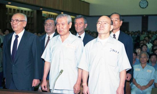 全斗焕和卢泰愚并肩受审