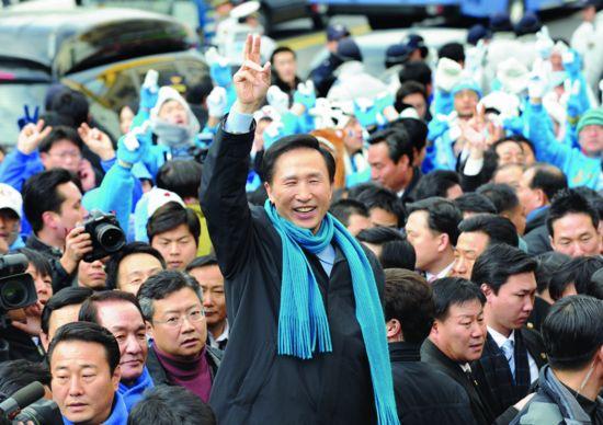 李明博曾被奉为“工薪族的成功神话”