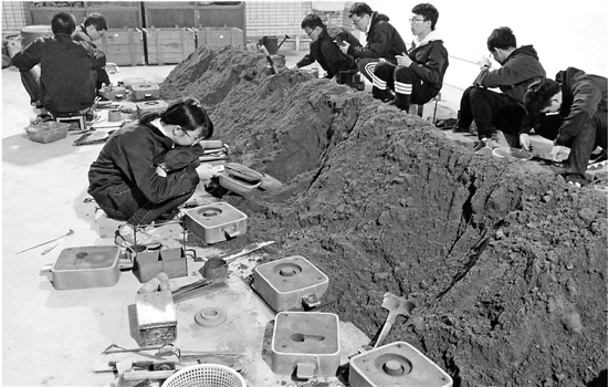 同学们在进行铸造训练