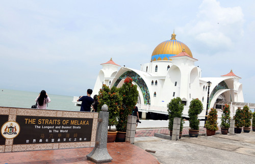 资料图片：游客在马来西亚马六甲海峡游览（2015年4月24日摄）。新华社记者 李鹏 摄