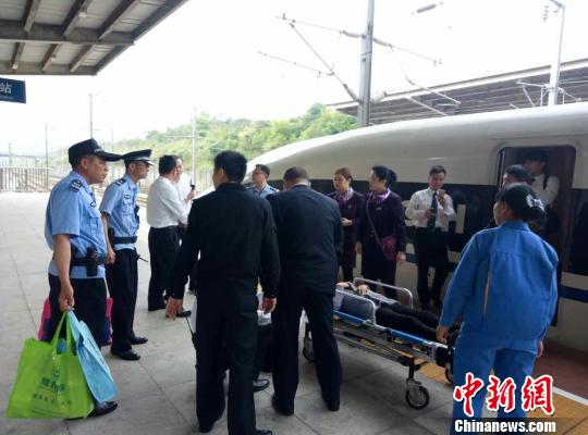 旅客突发疾病高铁紧急停车2分钟