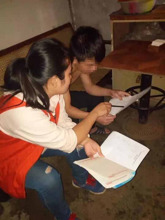 网格员对高危未成年人实施一对一帮教。