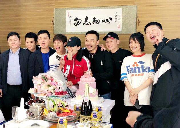 汪涵探班谢娜与快乐家族合影