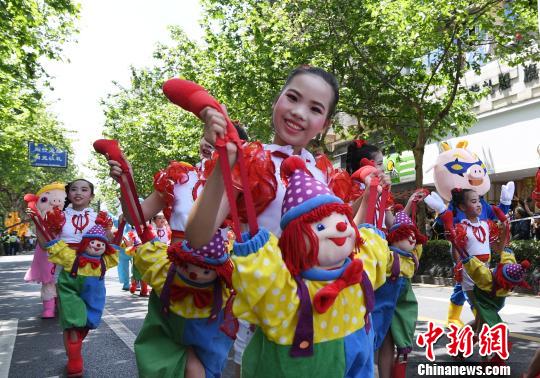 第十五届中国国际动漫节：彩车巡游引万人观看