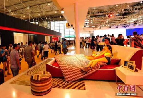 资料图:家具展览会。安源 摄