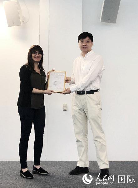 图为光谷创业咖啡总经理李儒雄为硅谷赛区第一名颁奖