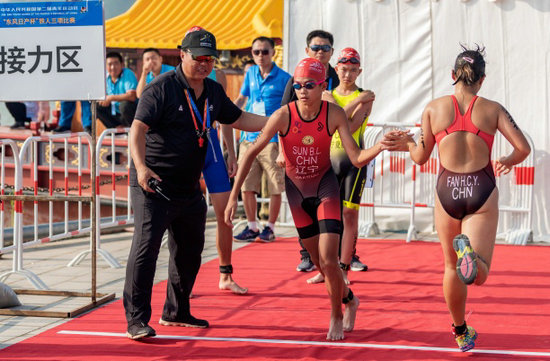 运动员在比赛中