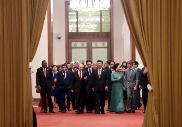 站在习近平和普京中间的人是谁？