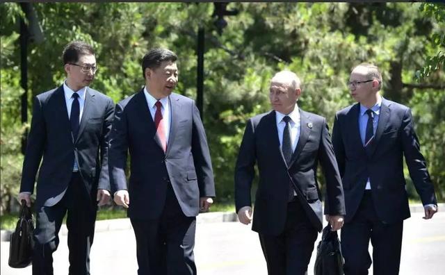 站在习近平和普京中间的人是谁？