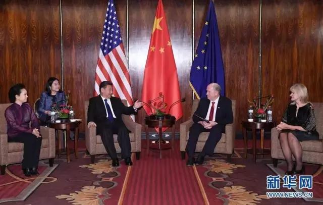 站在习近平和普京中间的人是谁？