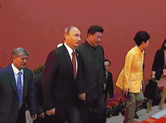 站在习近平和普京中间的人是谁？