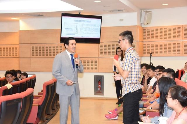 马英九对话大陆学生：&ldquo;台独&rdquo;不可行 两岸交流很重要