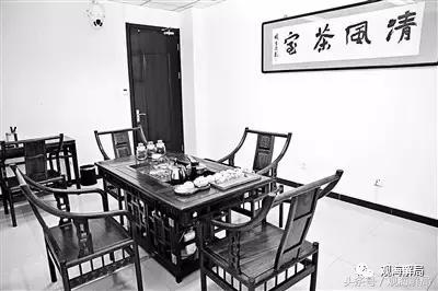 纪委谈话室这样布置，以防止贪官自杀