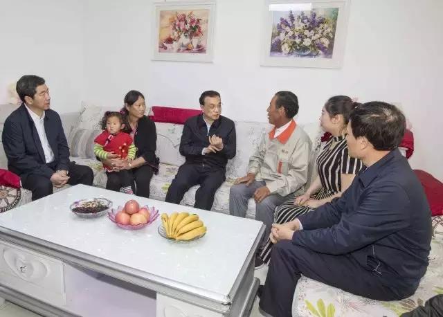 李克强冒雨探访河南黄河滩区