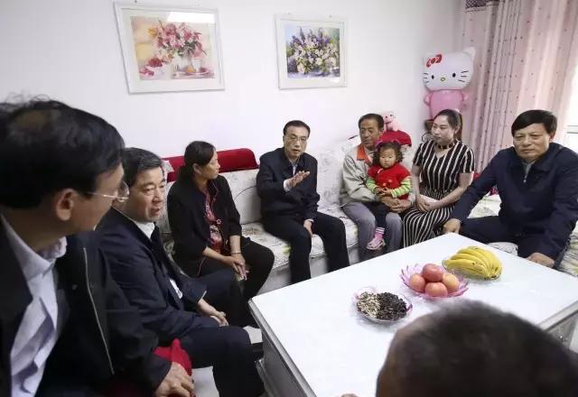 李克强冒雨探访河南黄河滩区