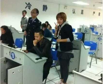 邓超考驾照遭围观,孙俪调侃技术好