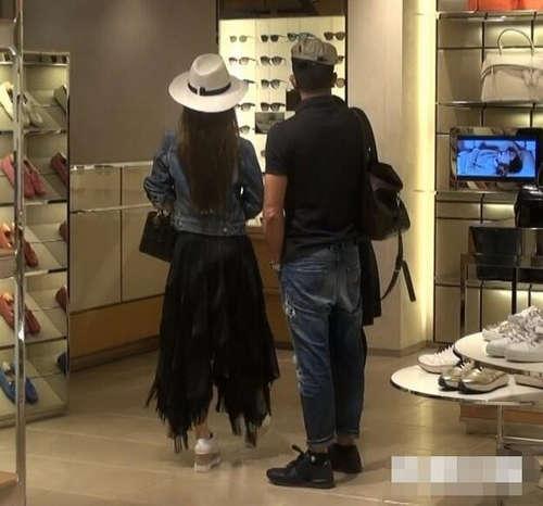 郭富城婚后首与方媛同框 恩爱揽手逛街