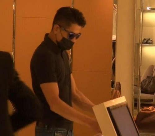 郭富城婚后首与方媛同框 恩爱揽手逛街