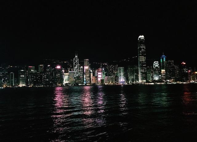 行走于现代冲刷与历史沉淀之间的香港，看我们和香港的差距有多大？