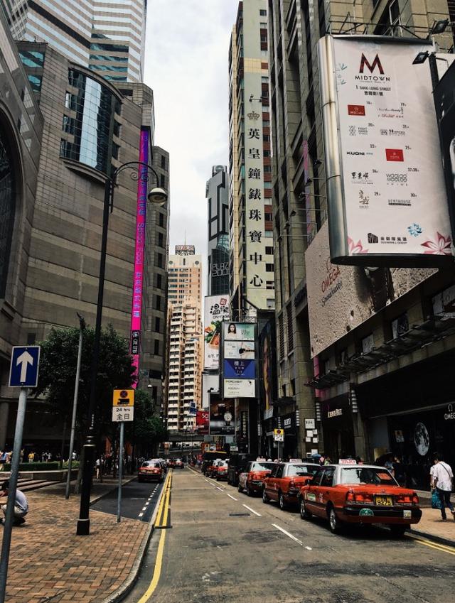 行走于现代冲刷与历史沉淀之间的香港，看我们和香港的差距有多大？