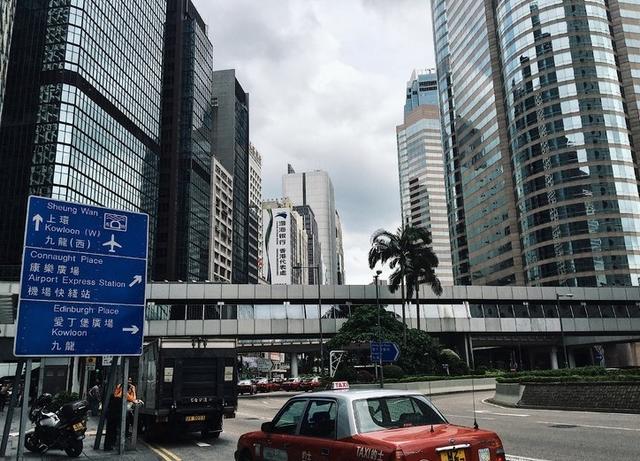 行走于现代冲刷与历史沉淀之间的香港，看我们和香港的差距有多大？