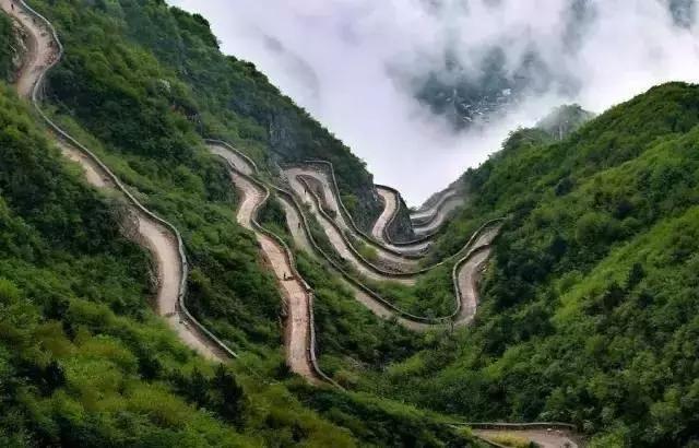 太行山巅上，一个400年的古村庄，一条险峻的天路！美绝了！