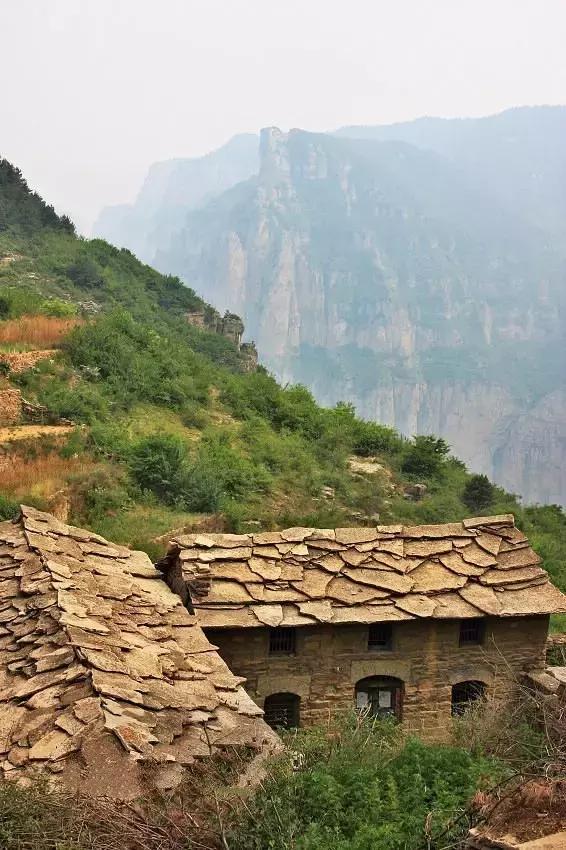 太行山巅上，一个400年的古村庄，一条险峻的天路！美绝了！