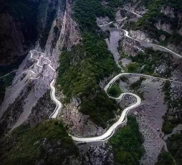 太行山巅上，一个400年的古村庄，一条险峻的天路！美绝了！