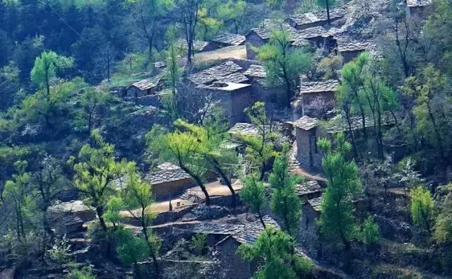 太行山巅上，一个400年的古村庄，一条险峻的天路！美绝了！