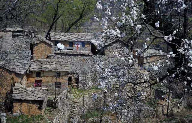 太行山巅上，一个400年的古村庄，一条险峻的天路！美绝了！