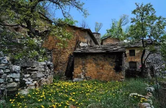 太行山巅上，一个400年的古村庄，一条险峻的天路！美绝了！