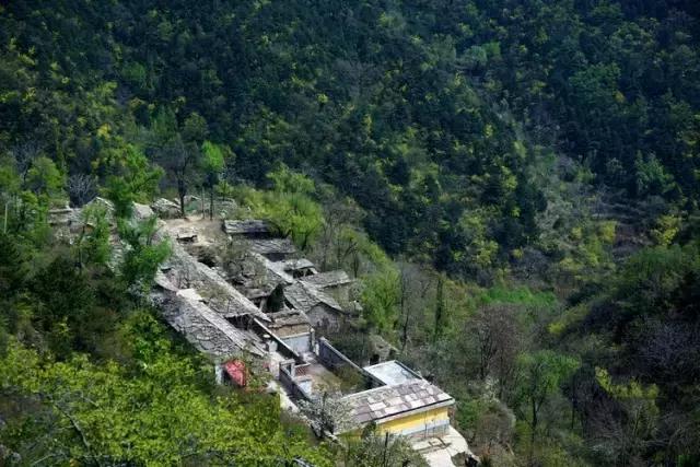 太行山巅上，一个400年的古村庄，一条险峻的天路！美绝了！