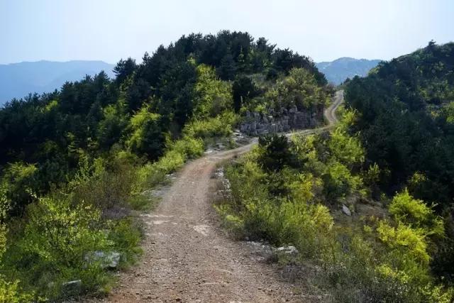 太行山巅上，一个400年的古村庄，一条险峻的天路！美绝了！