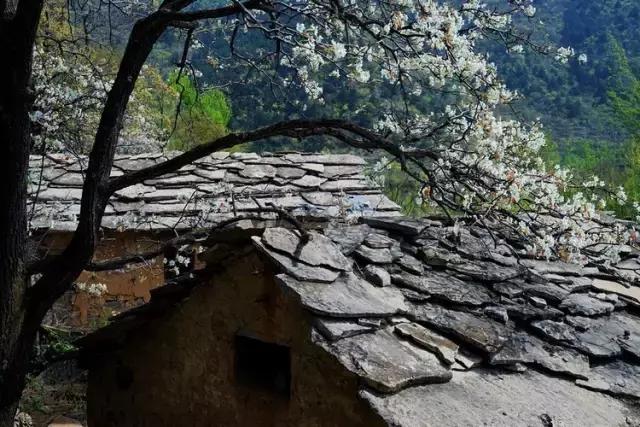太行山巅上，一个400年的古村庄，一条险峻的天路！美绝了！