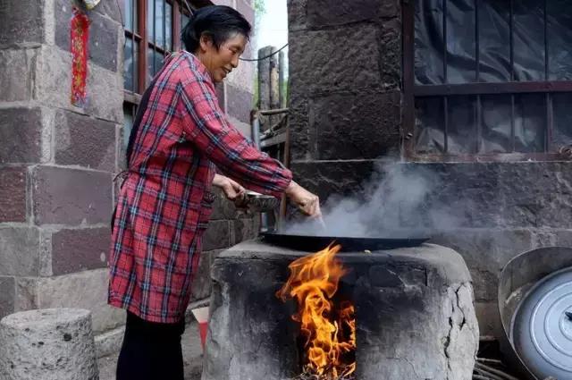 太行山巅上，一个400年的古村庄，一条险峻的天路！美绝了！