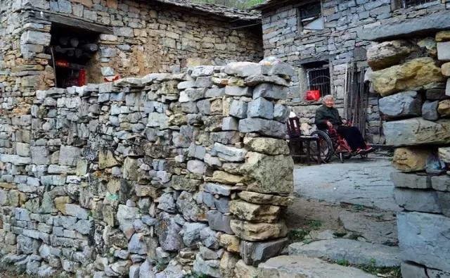 太行山巅上，一个400年的古村庄，一条险峻的天路！美绝了！