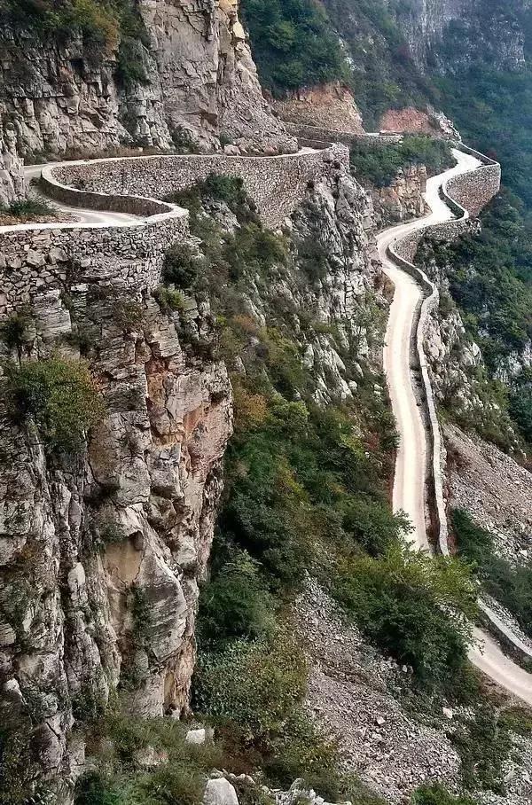太行山巅上，一个400年的古村庄，一条险峻的天路！美绝了！