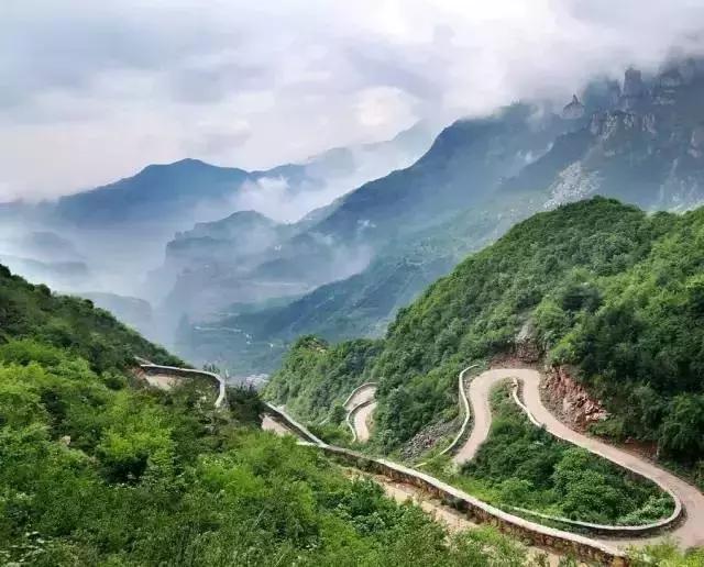 太行山巅上，一个400年的古村庄，一条险峻的天路！美绝了！