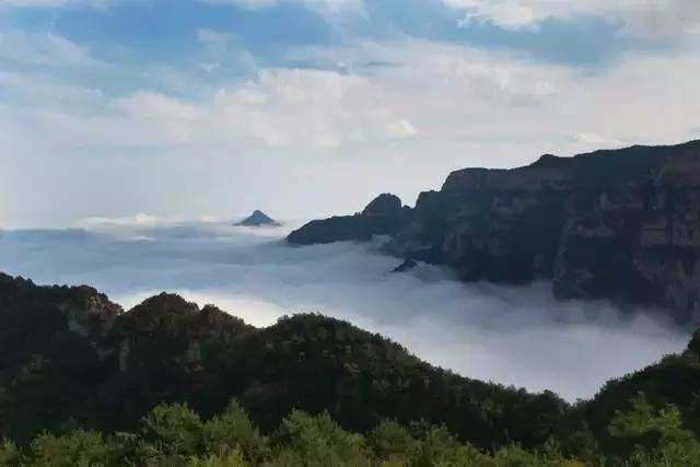 太行山巅上，一个400年的古村庄，一条险峻的天路！美绝了！