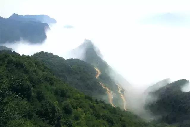 太行山巅上，一个400年的古村庄，一条险峻的天路！美绝了！
