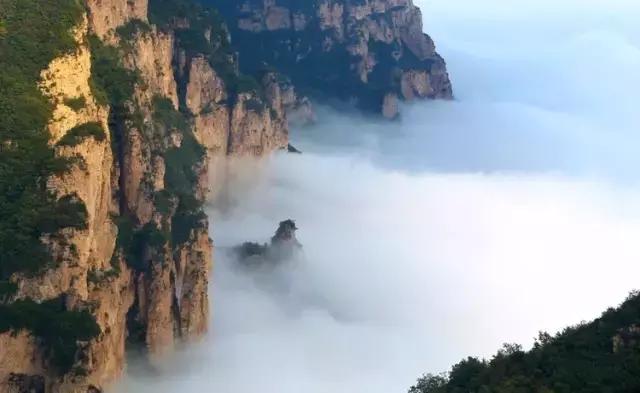 太行山巅上，一个400年的古村庄，一条险峻的天路！美绝了！