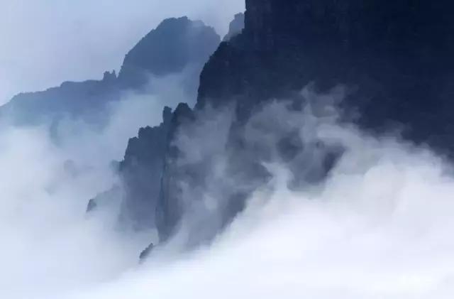 太行山巅上，一个400年的古村庄，一条险峻的天路！美绝了！