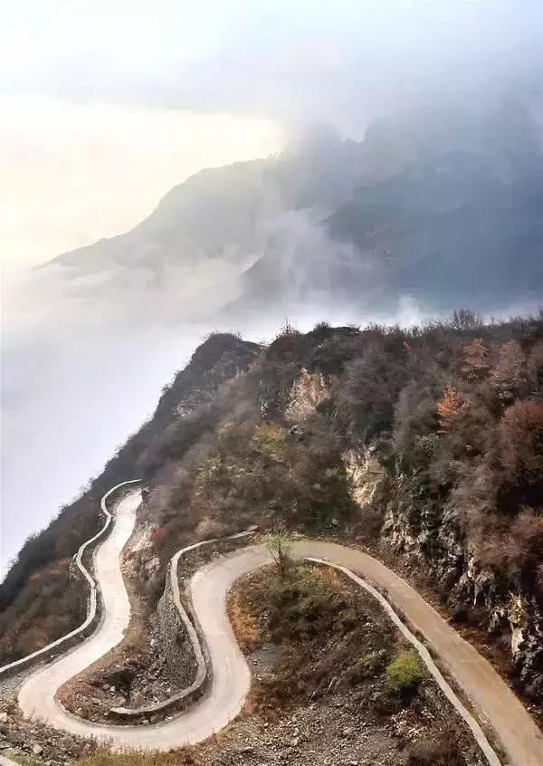 太行山巅上，一个400年的古村庄，一条险峻的天路！美绝了！