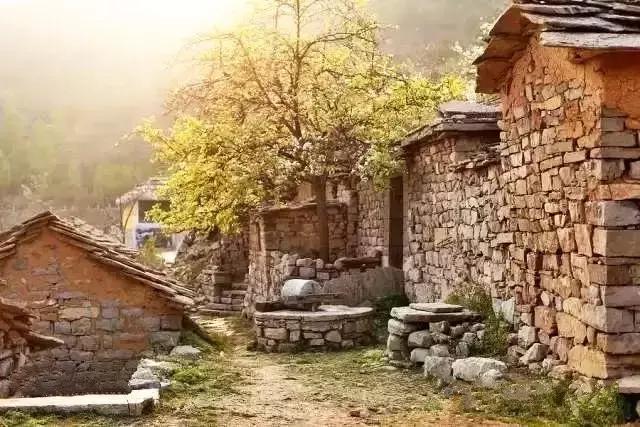 太行山巅上，一个400年的古村庄，一条险峻的天路！美绝了！