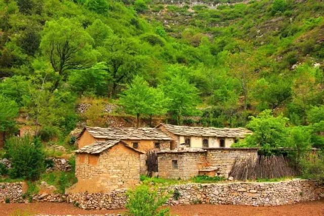 太行山巅上，一个400年的古村庄，一条险峻的天路！美绝了！