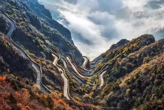 太行山巅上，一个400年的古村庄，一条险峻的天路！美绝了！