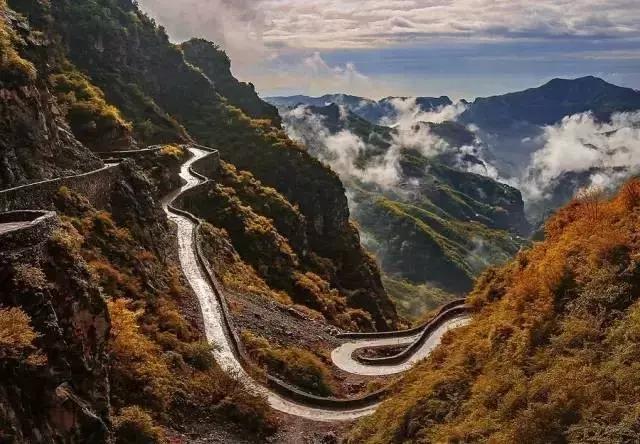 太行山巅上，一个400年的古村庄，一条险峻的天路！美绝了！